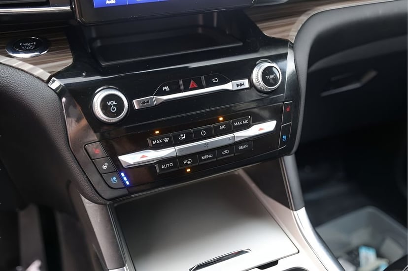 2023 Ford Explorer - Image 22