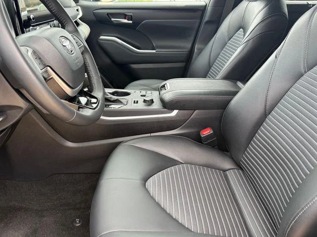 2025 Toyota Highlander - Image 35