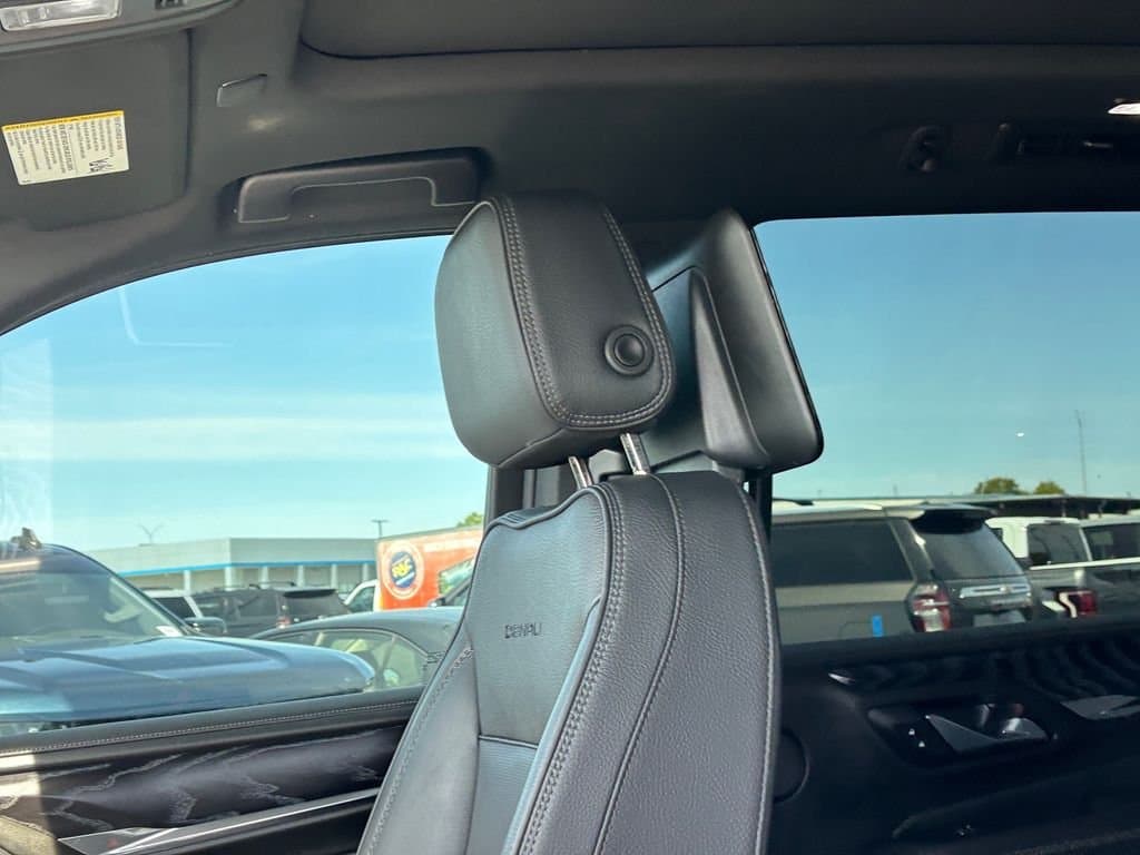 2023 GMC Yukon - Image 12