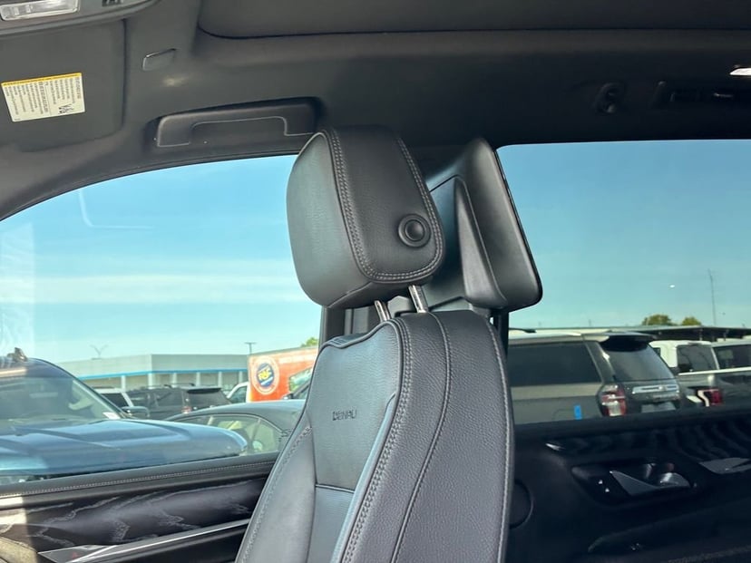 2023 GMC Yukon - Image 12