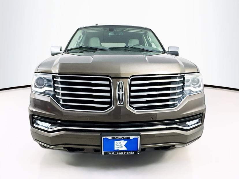 2017 Lincoln Navigator - Image 2