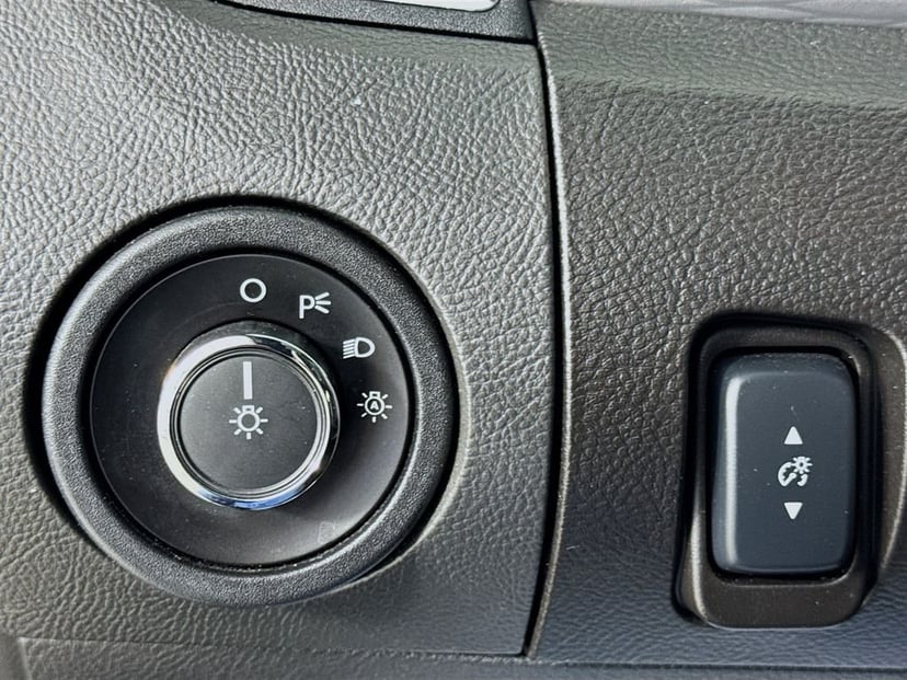 2013 Ford Taurus - Image 11
