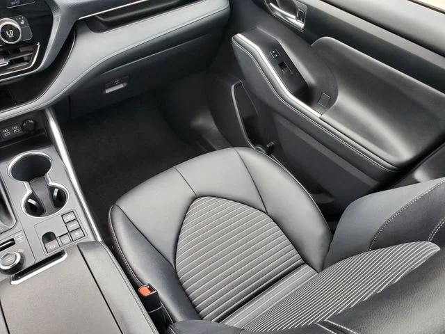 2025 Toyota Highlander - Image 24