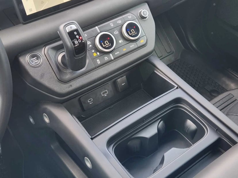 2024 Land Rover Defender - Image 20