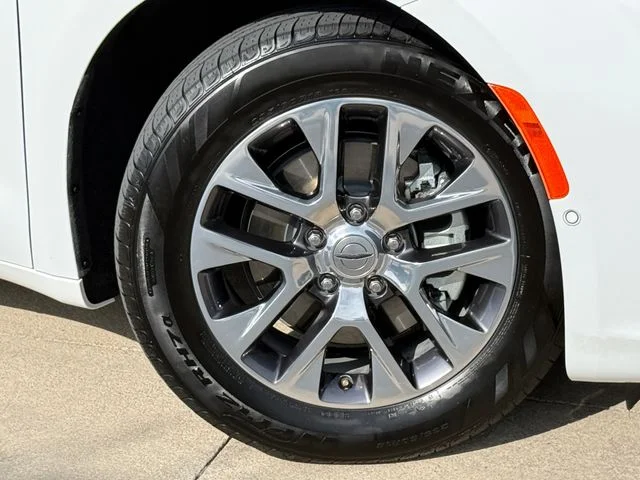 2024 Chrysler Pacifica Hybrid - Image 2