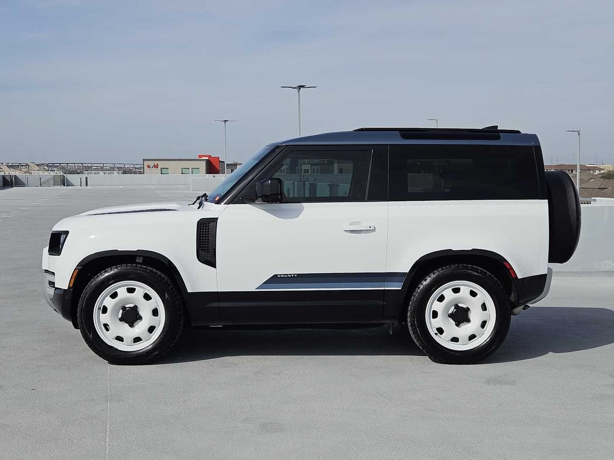 2025 Land Rover Defender - Image 4