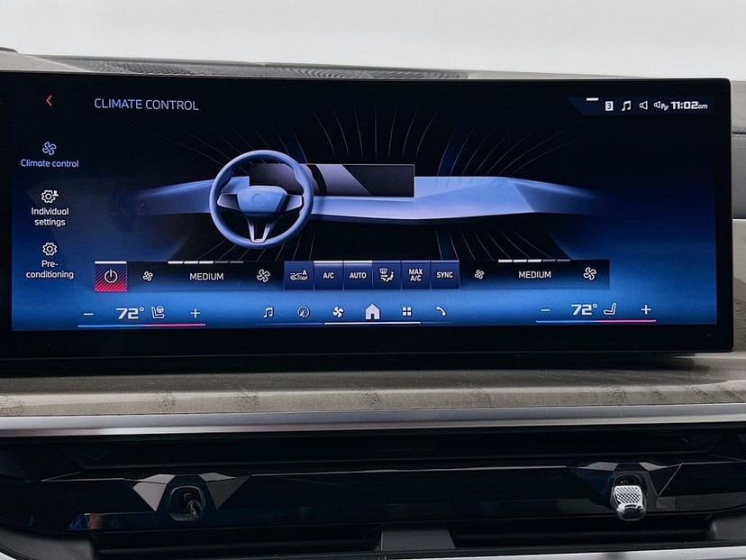2025 BMW X7 - Image 16