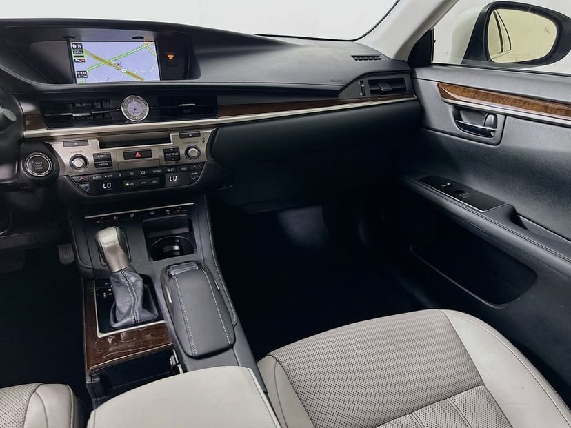 2017 Lexus ES - Image 24