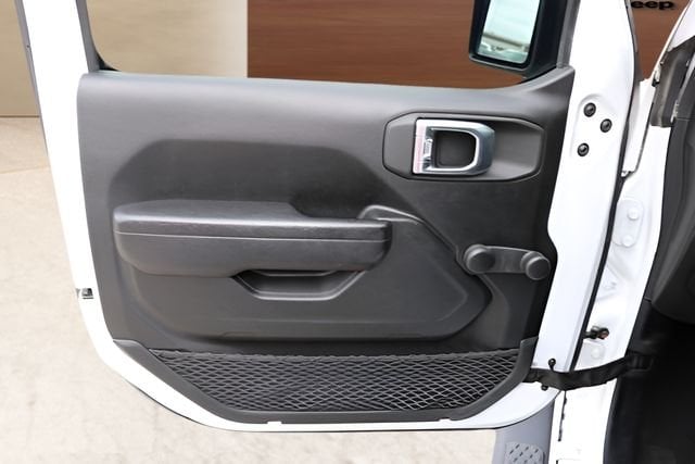 2022 Jeep Gladiator - Image 11