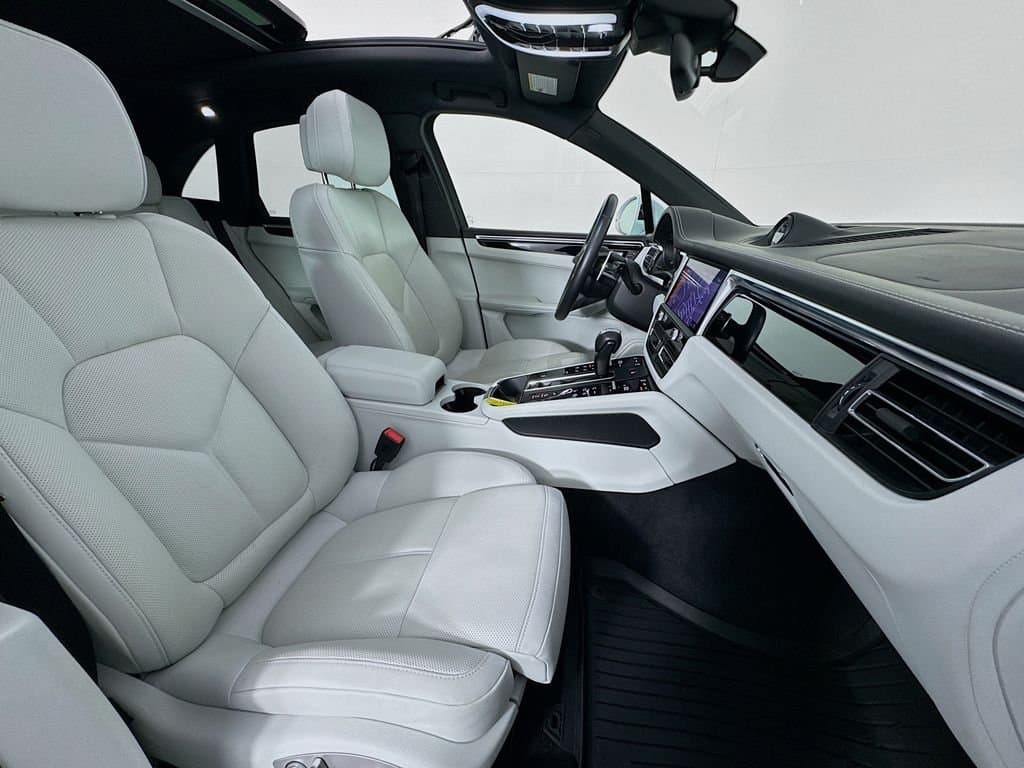 2024 PORSCHE Macan - Image 38