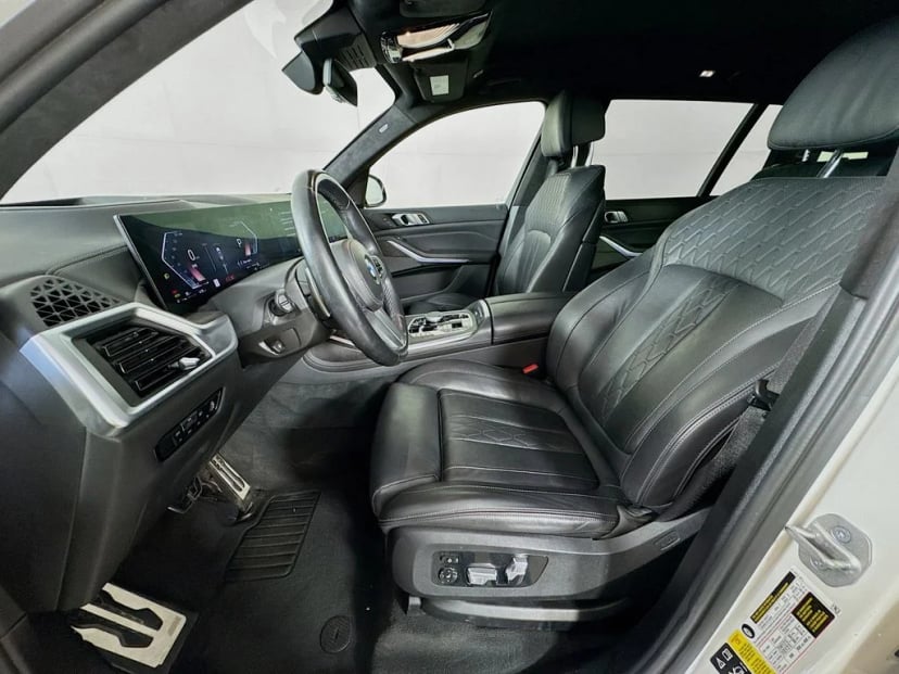 2023 BMW X7 - Image 25