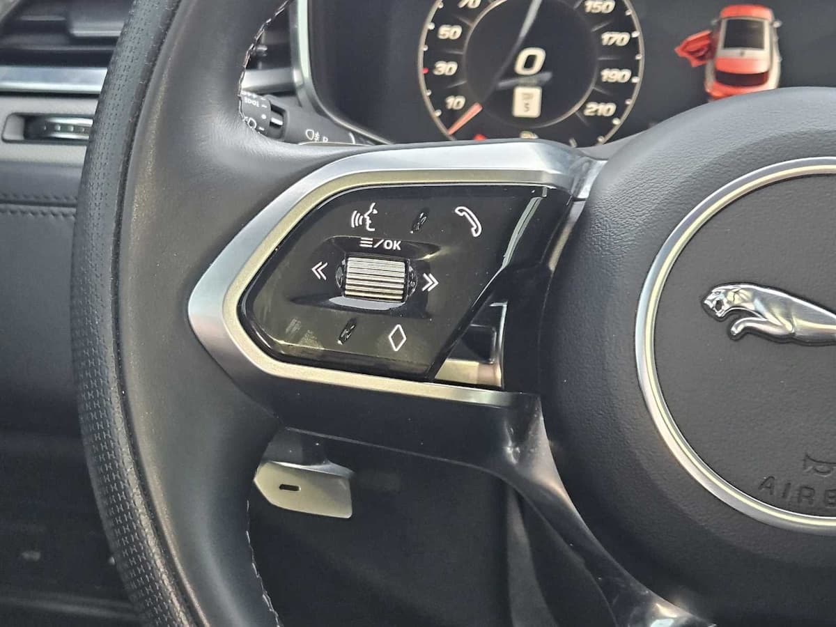 2023 Jaguar F-PACE - Image 28