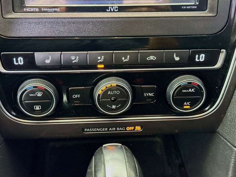 2017 Volkswagen Passat - Image 18