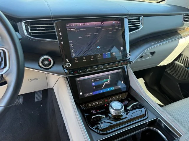 2023 Jeep Grand Wagoneer - Image 19