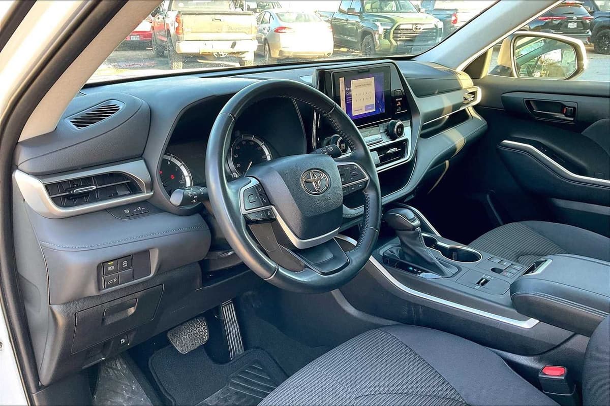 2023 Toyota Highlander - Image 16