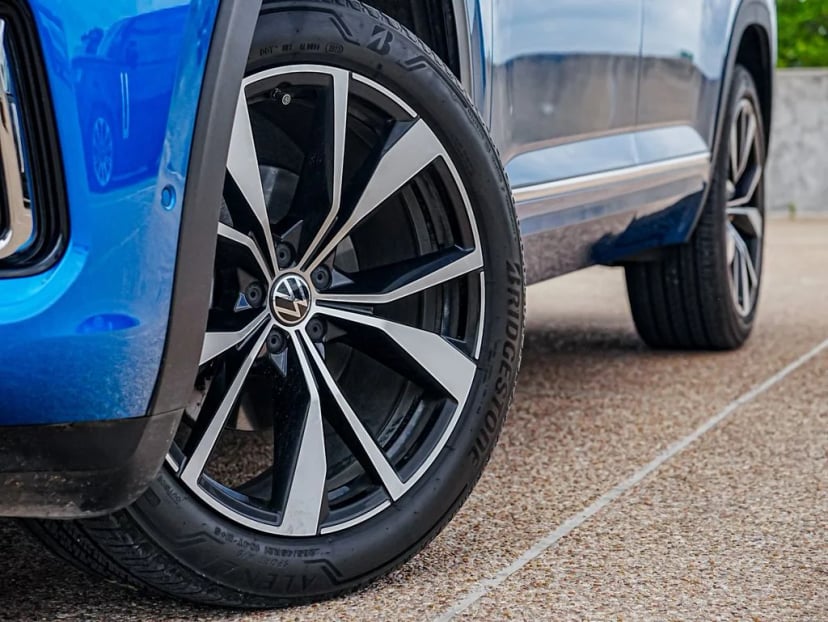 2024 Volkswagen Atlas Cross Sport - Image 2
