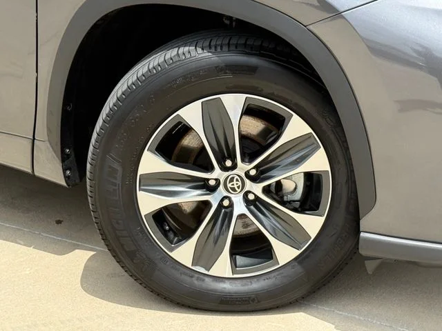 2025 Toyota Highlander - Image 2