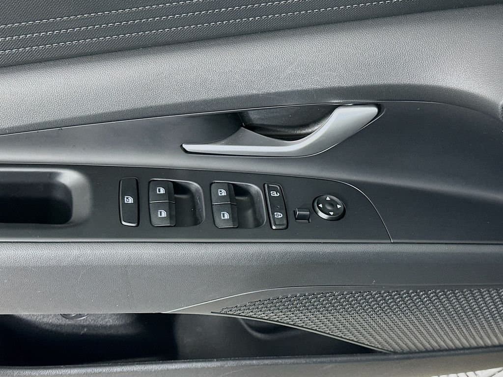 2023 Hyundai Elantra - Image 17