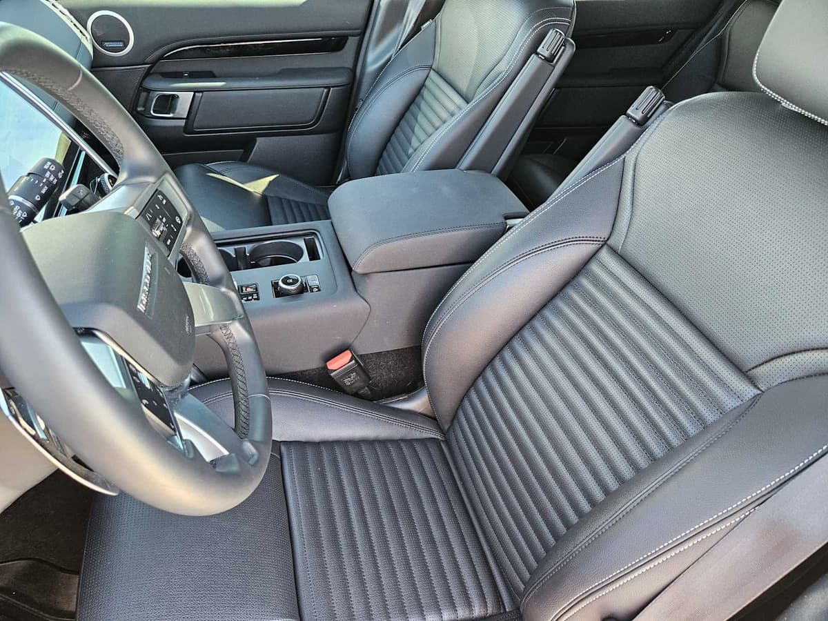 2025 Land Rover Discovery - Image 11