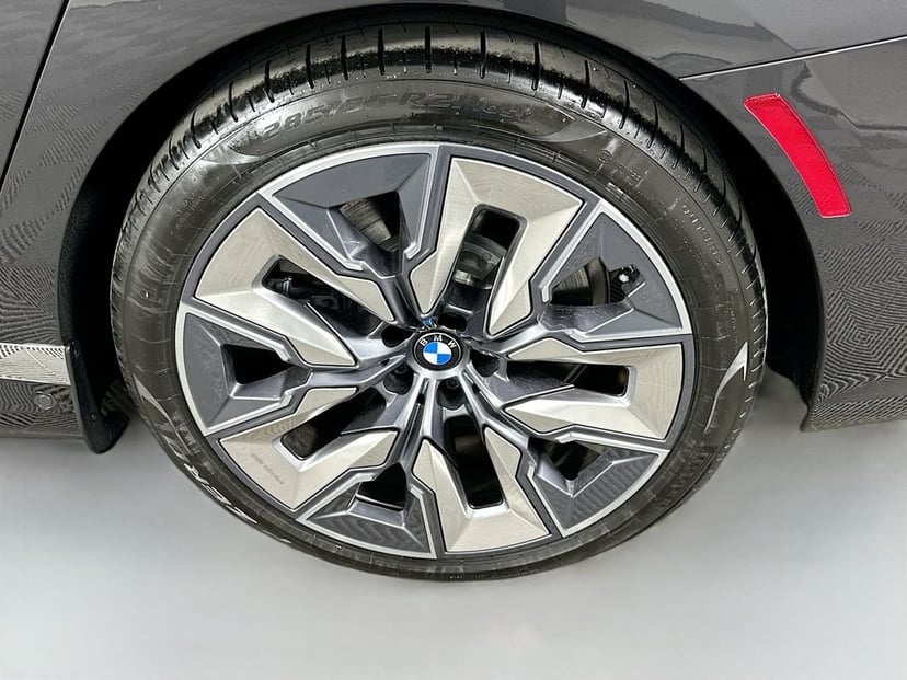2026 BMW i7 - Image 23