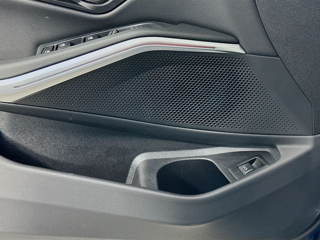 2025 BMW 3 Series - Image 19