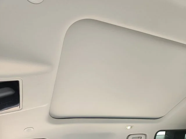 2026 Land Rover Defender 110 - Image 18