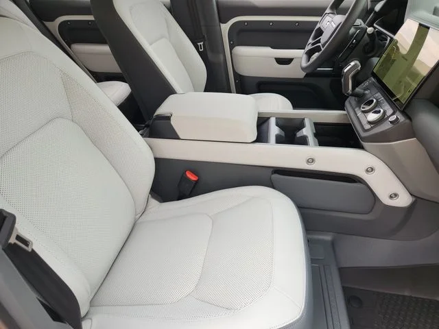 2026 Land Rover Defender 130 - Image 14