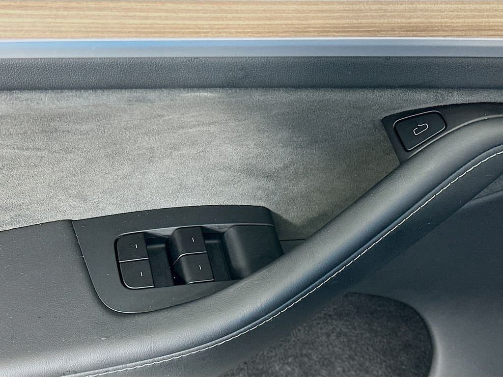 2025 Tesla Model Y - Image 18