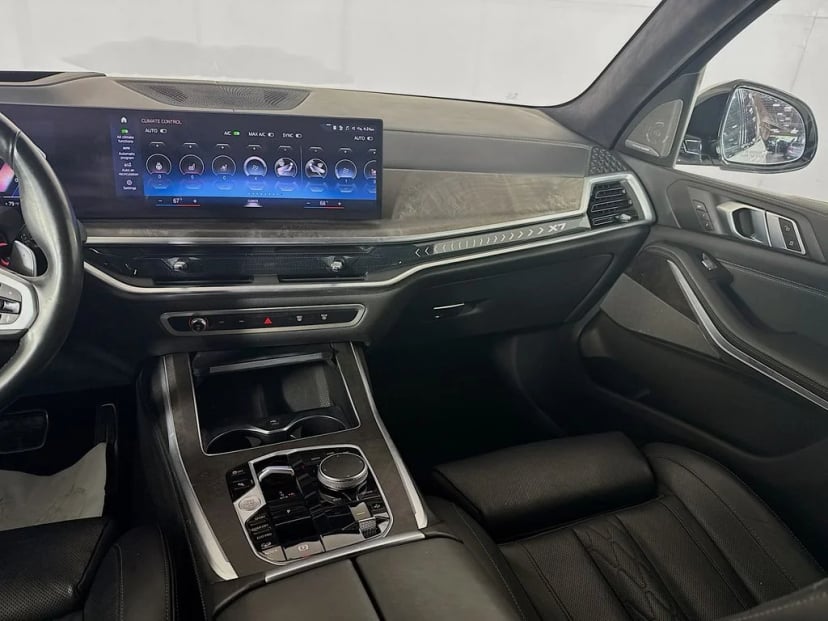 2023 BMW X7 - Image 29
