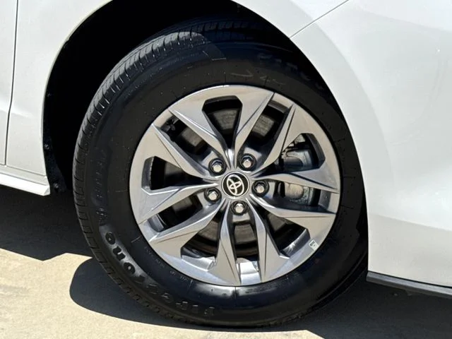 2026 Toyota Sienna - Image 2