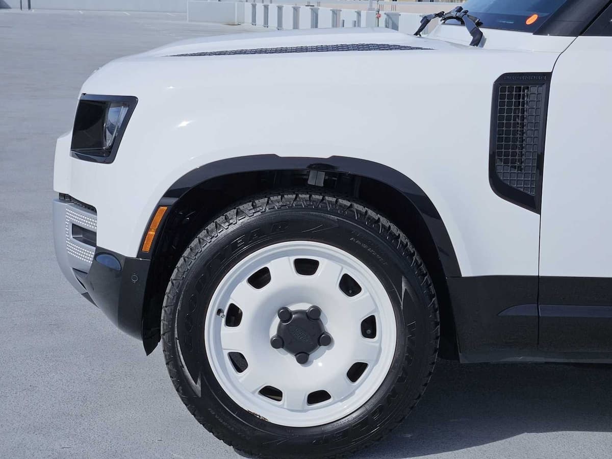 2025 Land Rover Defender - Image 9
