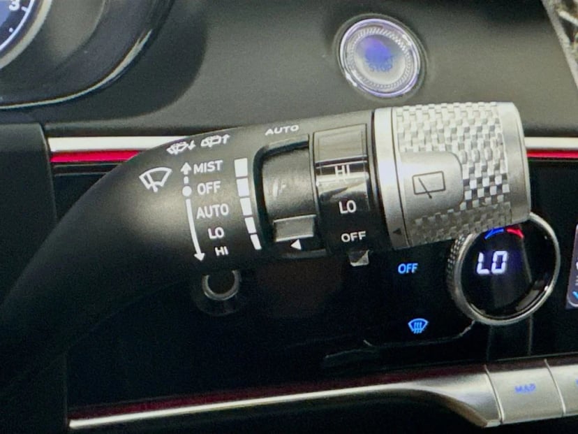 2022 Genesis GV70 - Image 13