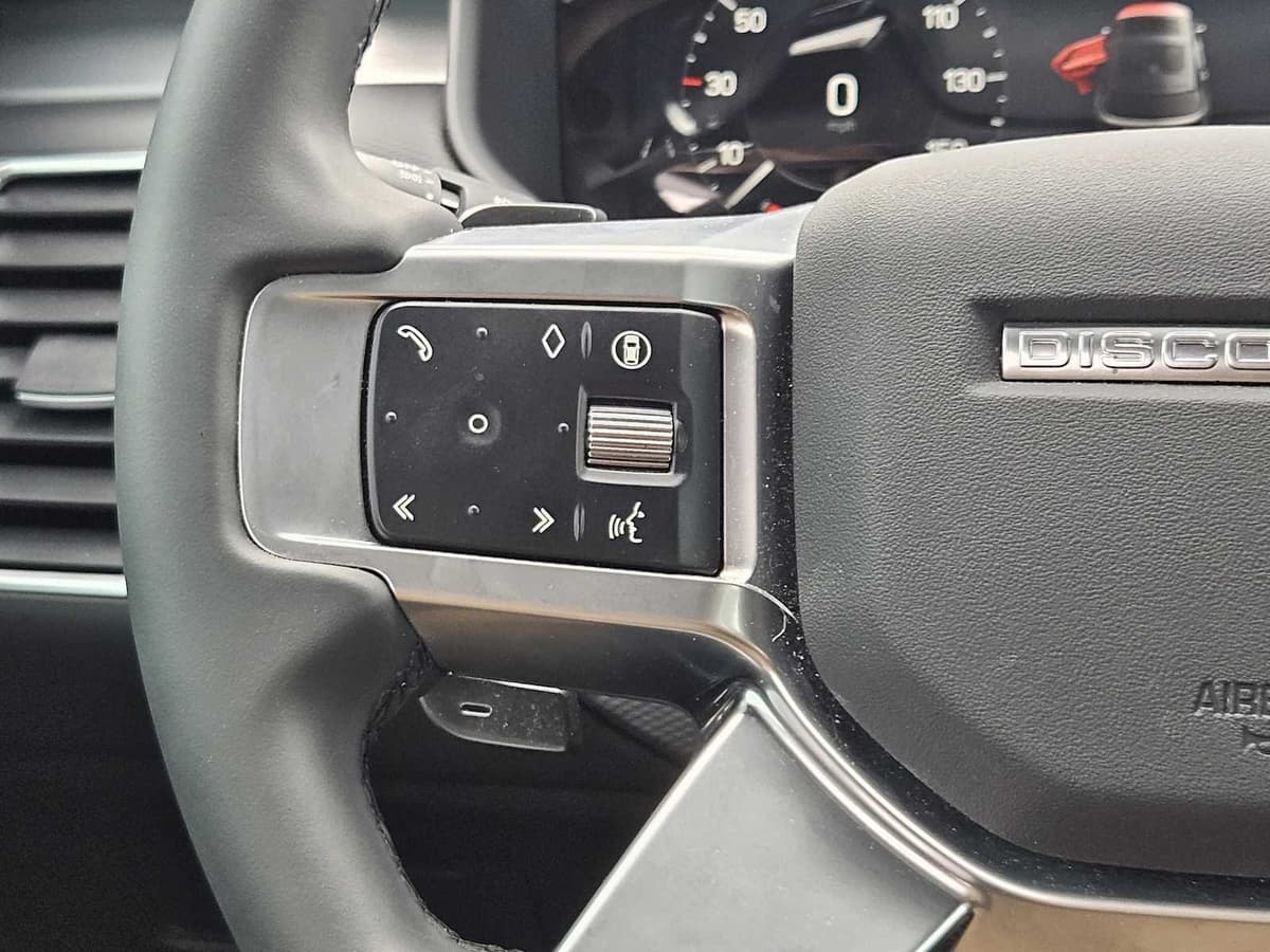 2025 Land Rover Discovery - Image 28