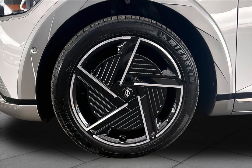 2025 Hyundai IONIQ 5 - Image 10