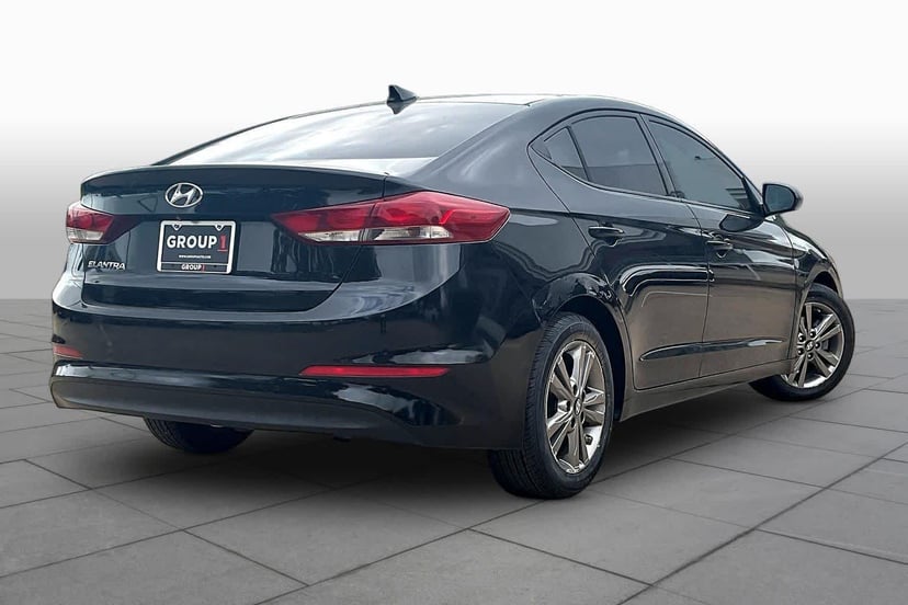 2017 Hyundai Elantra - Image 13