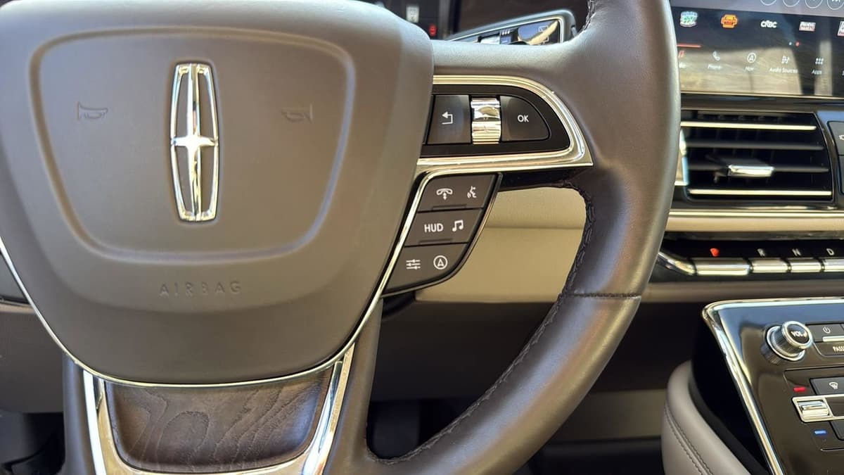 2023 Lincoln Navigator L - Image 16