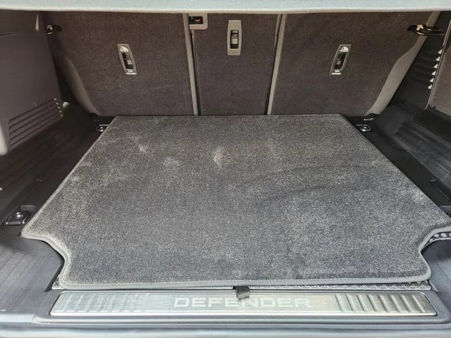 2026 Land Rover Defender 110 - Image 31
