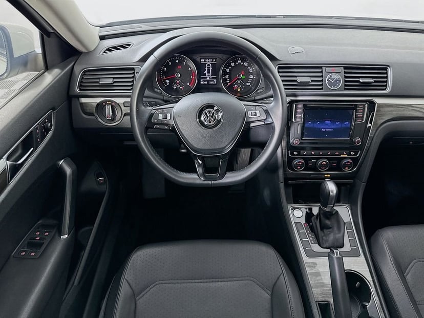 2017 Volkswagen Passat - Image 22
