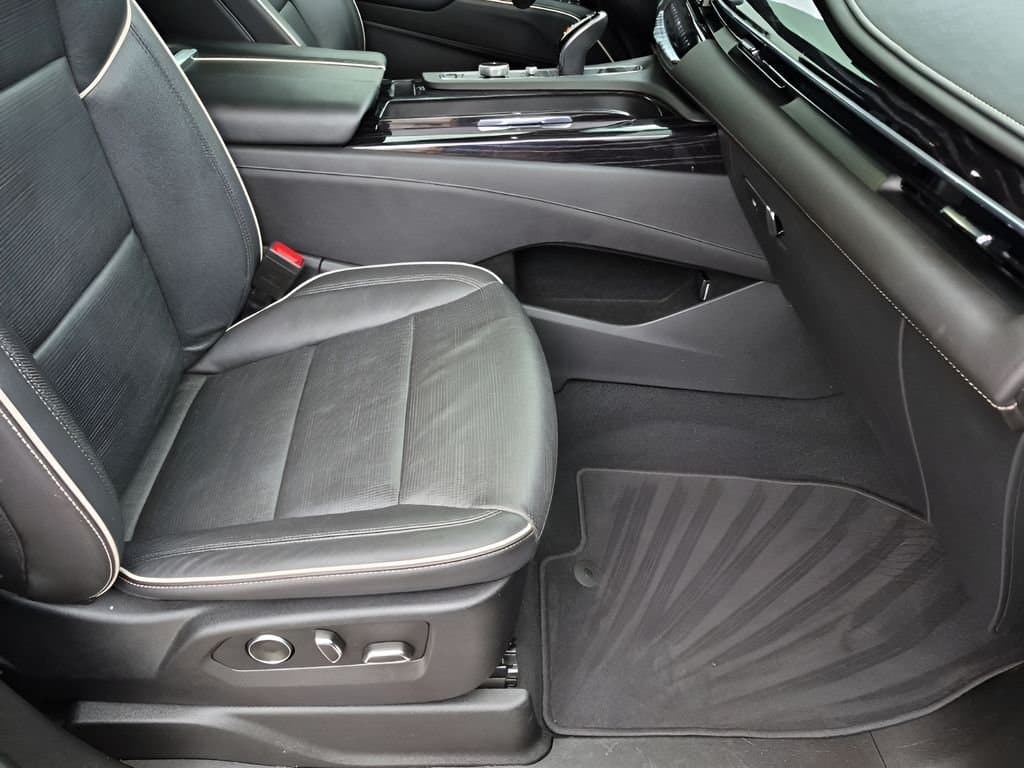 2021 Cadillac Escalade - Image 16