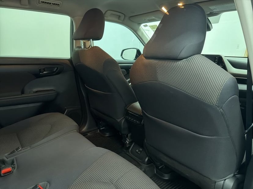 2022 Toyota Highlander - Image 26