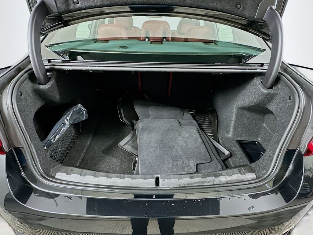 2025 BMW 3 Series - Image 27