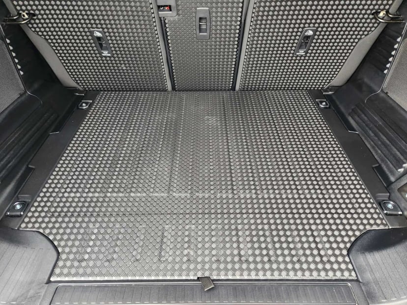 2026 LAND ROVER Defender 110 - Image 33