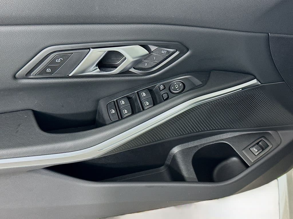 2025 BMW 3 Series - Image 18