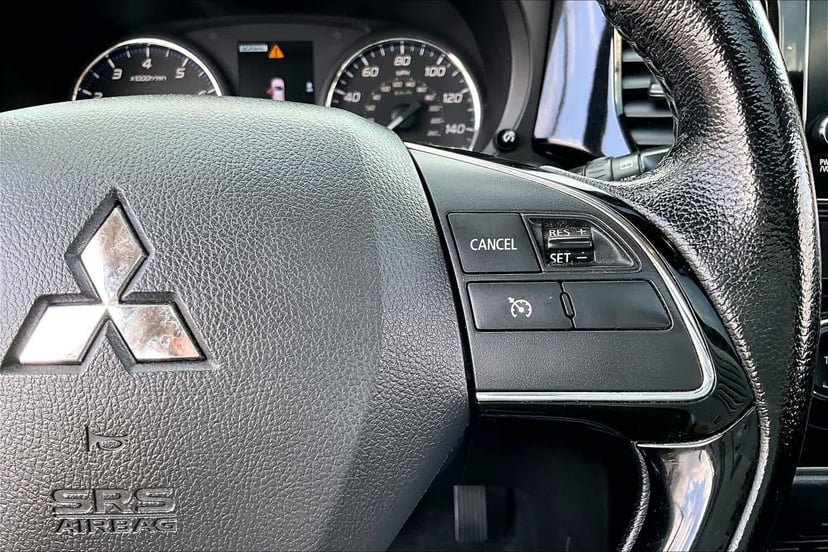 2017 Mitsubishi Outlander - Image 25