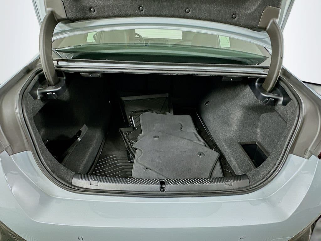 2025 BMW 5 Series - Image 27