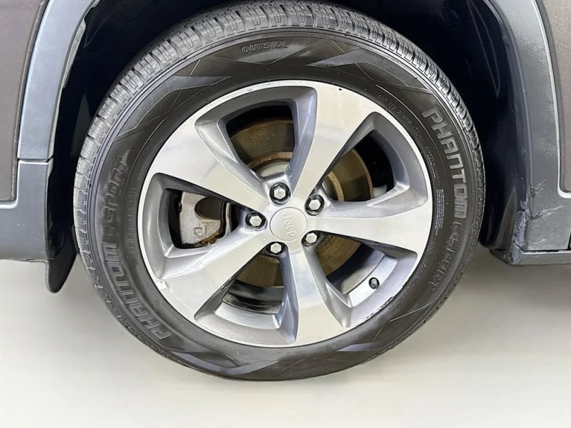 2019 Jeep Cherokee - Image 29