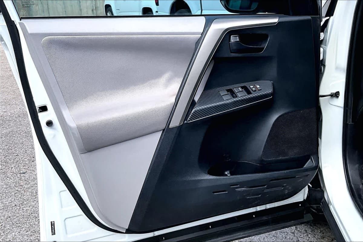 2013 Toyota RAV4 - Image 25