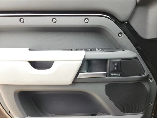 2025 Land Rover Defender 110 - Image 21