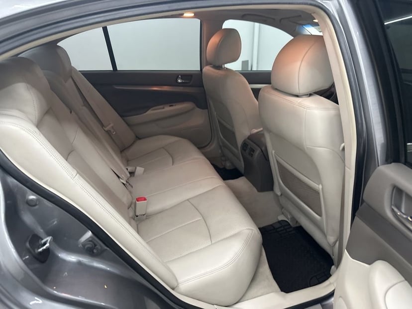 2011 INFINITI G37 - Image 16