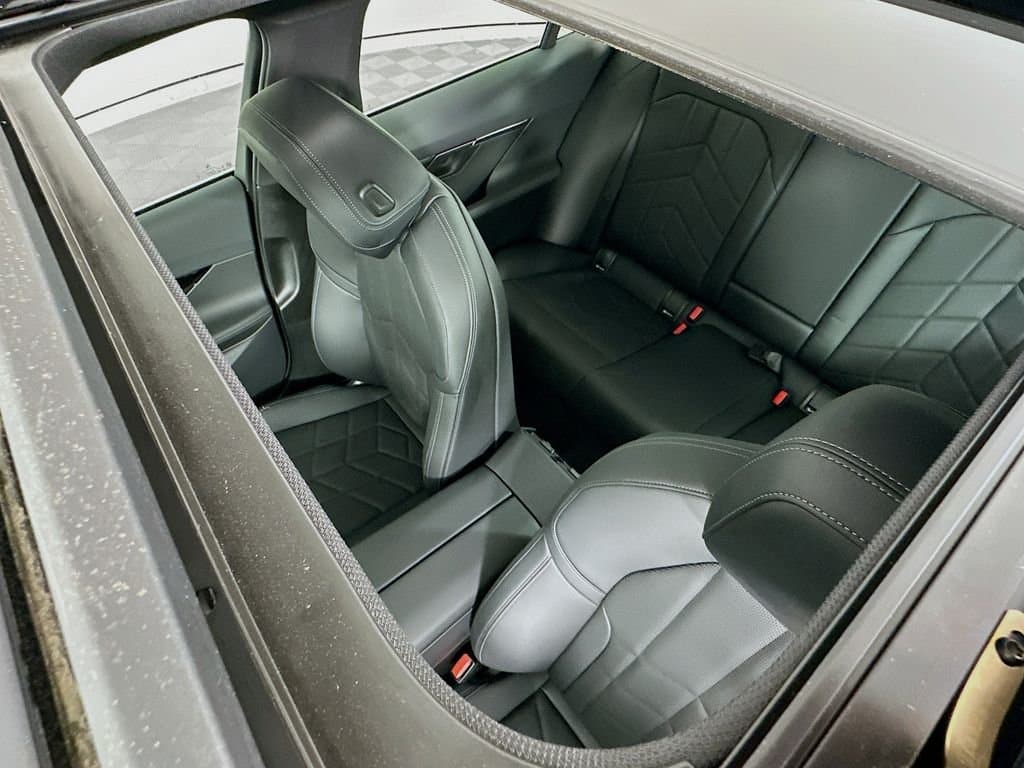 2025 BMW 5 Series - Image 22